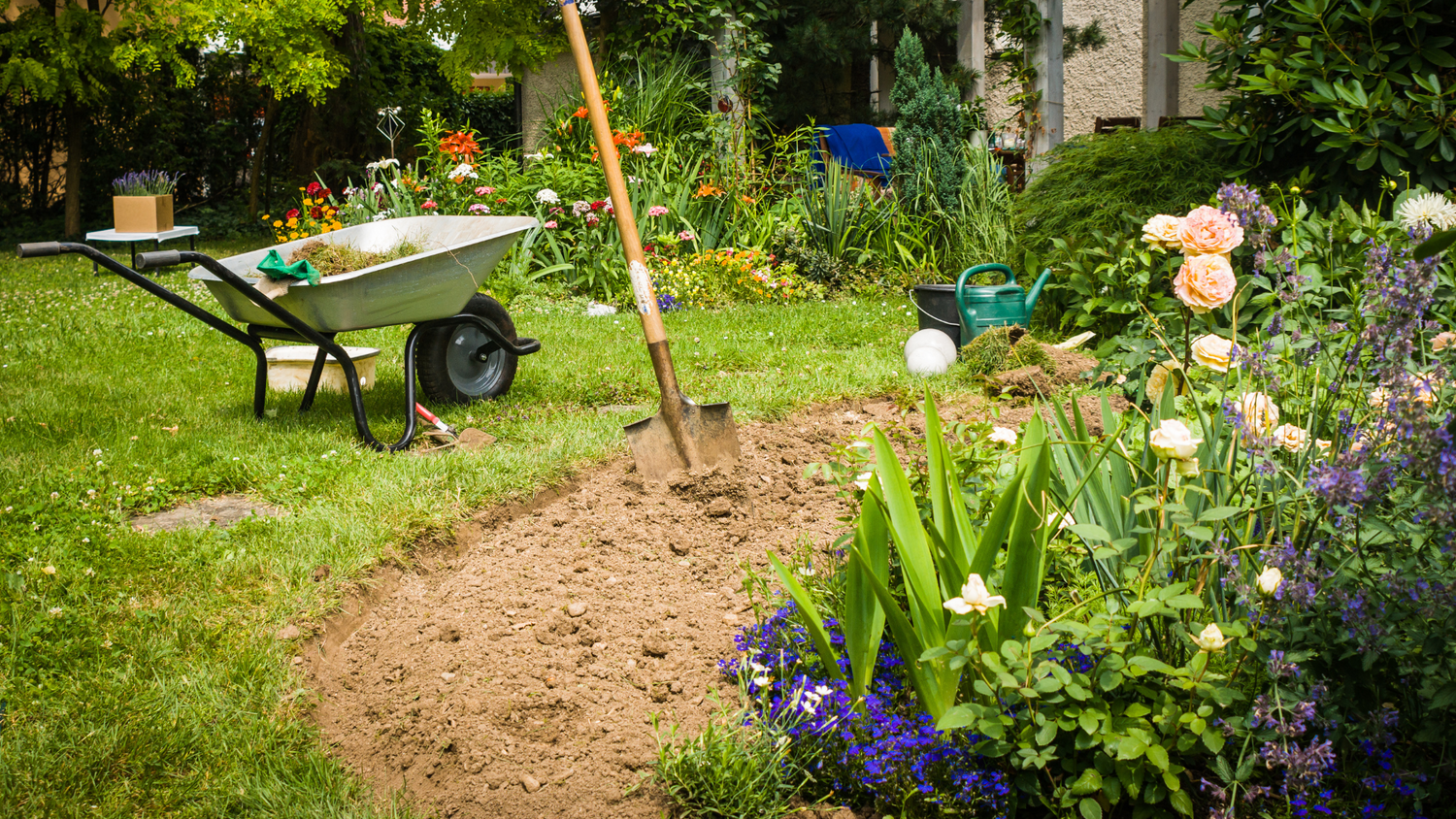 Garten mit Schubkarre, Schaufel und Blumen
